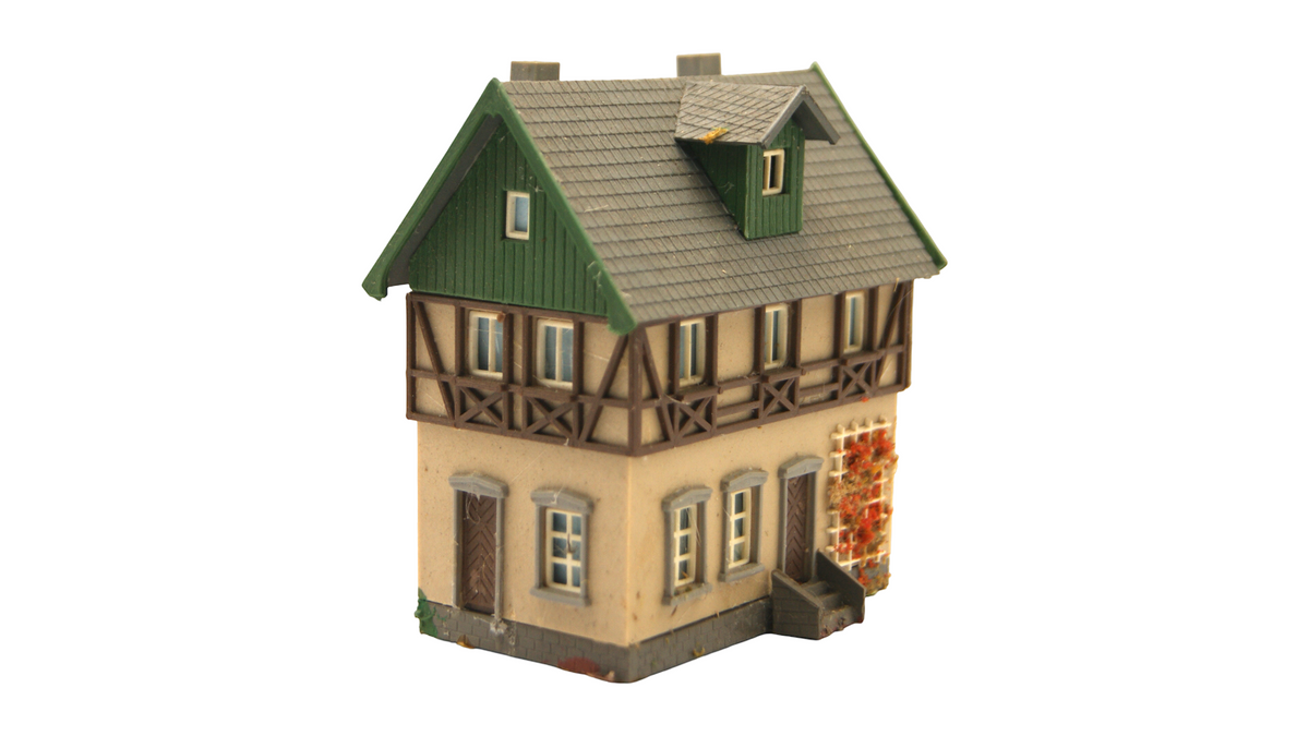 TT 1:120 Fachwerkhaus mit Balkon Dachgaube & Schuppen – Vintage