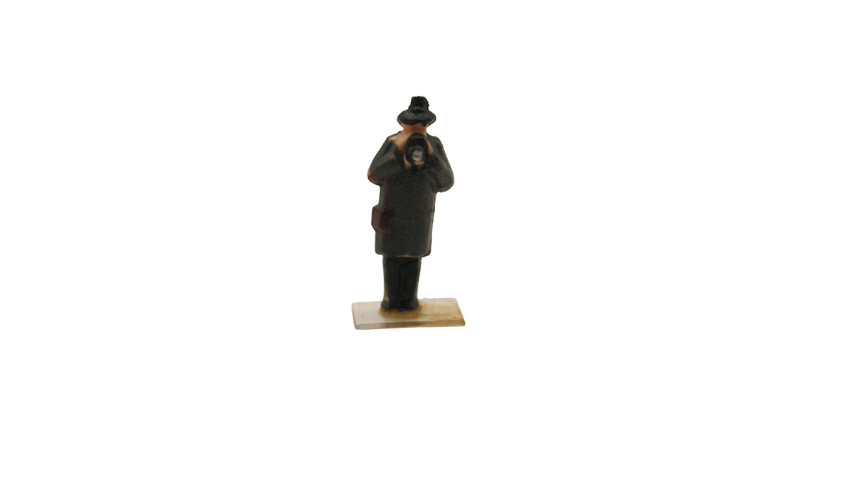 Spur TT 1:120 – 4 Figuren Passanten, Frau mit Hund & Bahnpersonal