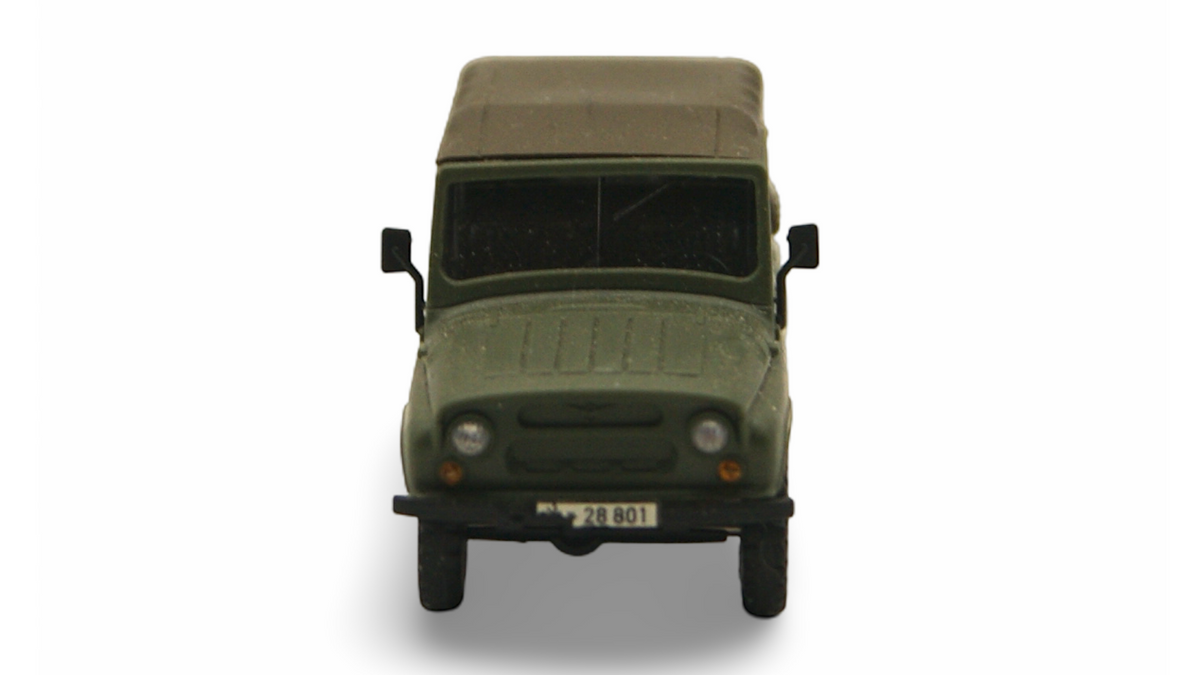 Busch UAZ 469 NVA mit Plane 1:87 H0 Militärfahrzeug olivgrün