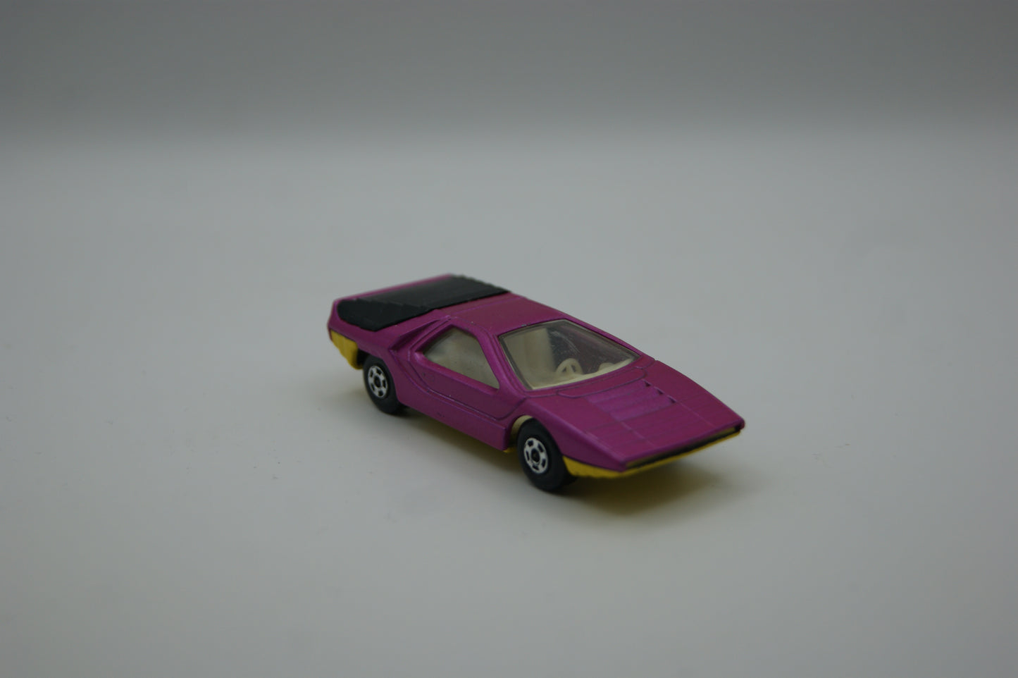 Matchbox Superfast No. 75 Alfa Carabo magenta gelber Boden Lesney England Vintage