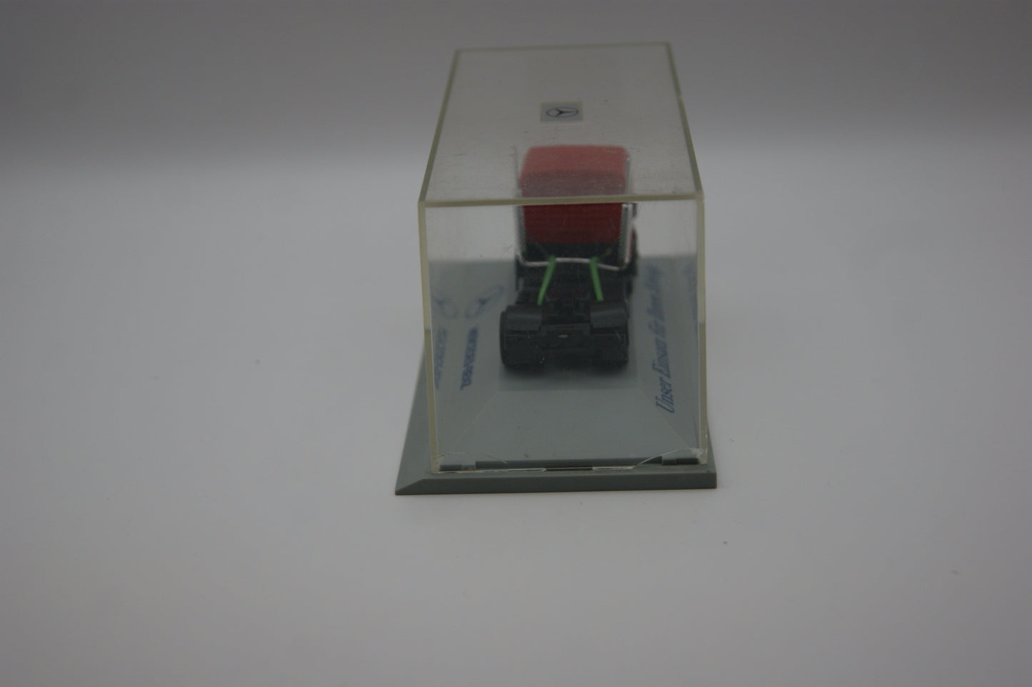 Herpa Mercedes-Benz SK Sattelzugmaschine 1:87 Werbemodell mit Vitrine