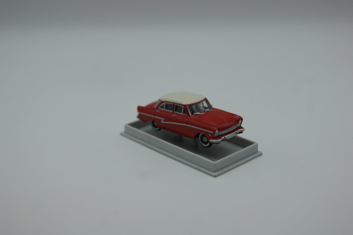 Brekina 19052 Ford Taunus 17M de Luxe rot weiß 1:87 H0 OVP