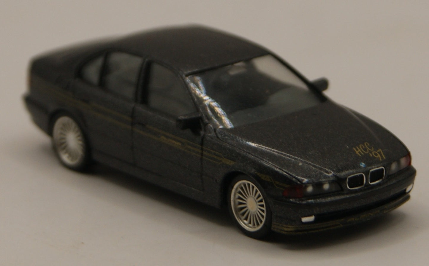 Herpa 101790 BMW Alpina B12 5.7 E38 Limousine schwarz Golddekor H0 1:87