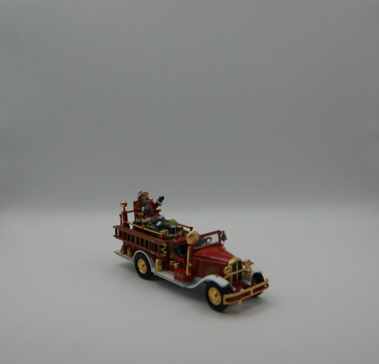 Matchbox Collectibles Holiday Fire Engine 1932 Ford AA Santa YSC03-M 1:43 OVP