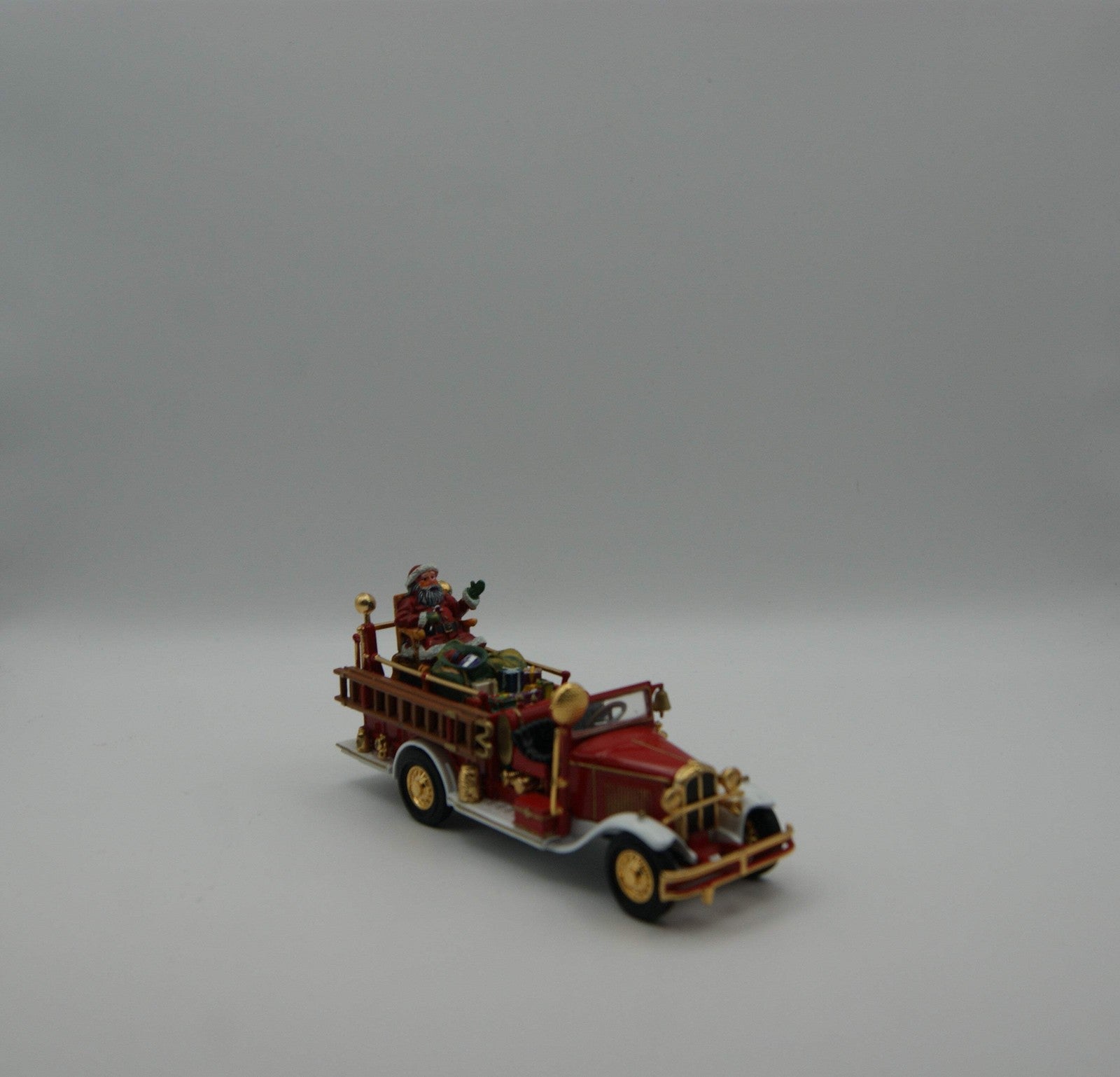 Matchbox Collectibles Holiday Fire Engine 1932 Ford AA Santa YSC03-M 1:43 OVP