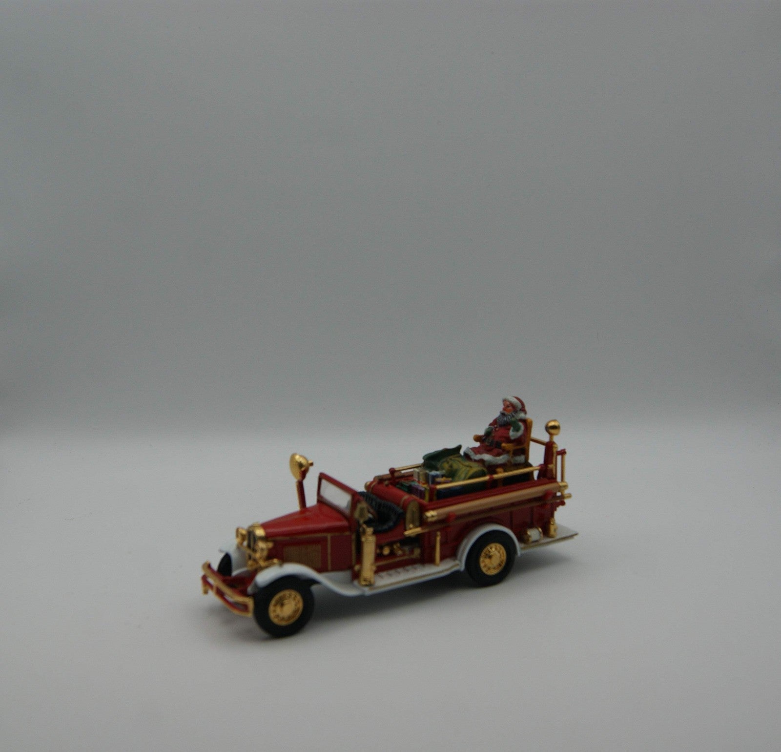 Matchbox Collectibles Holiday Fire Engine 1932 Ford AA Santa YSC03-M 1:43 OVP
