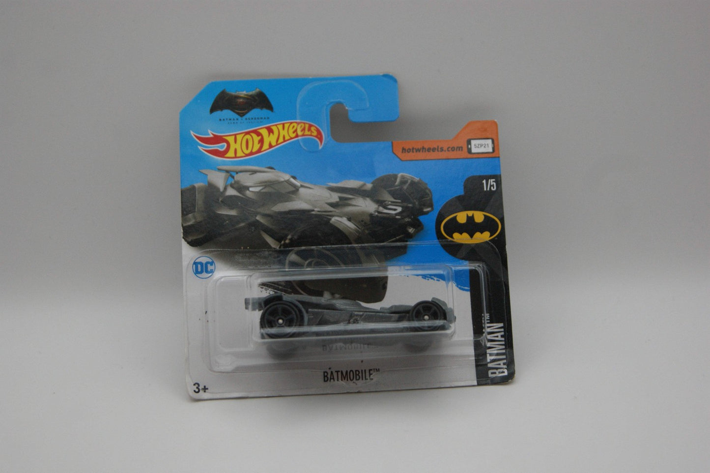 Hot Wheels Batmobile Batman v Superman 2017 Batman 1/5 Grau Short Card OVP