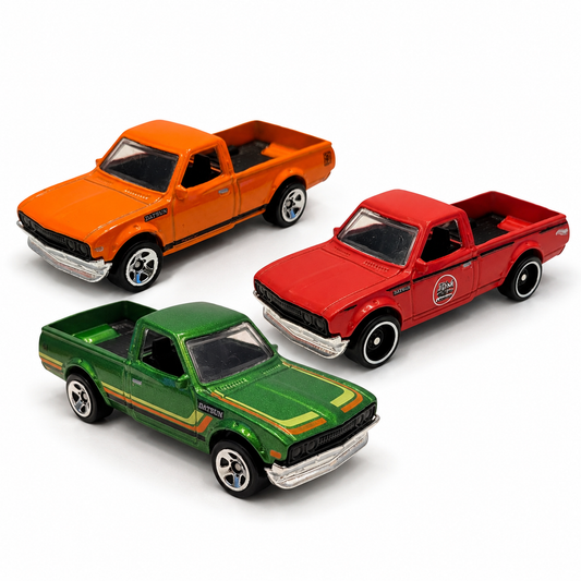 Hot Wheels Datsun 620 Pickup 3er-Set – Orange, Rot & Grün-Metallic – lose