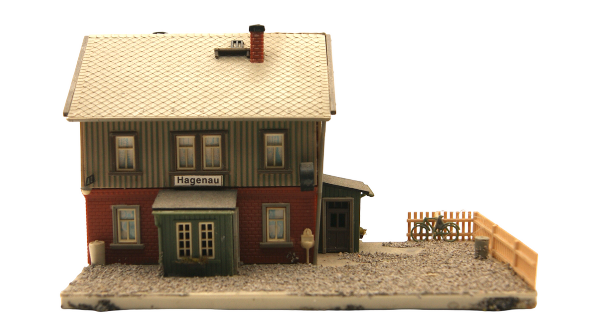 Auhagen Bahnhof Hagenau TT 1:120 mit Bahnsteig Uhr und Zaun – Gebraucht