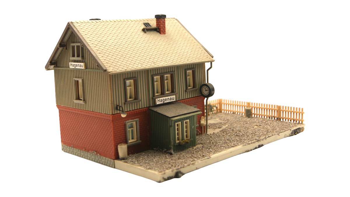 Auhagen Bahnhof Hagenau TT 1:120 mit Bahnsteig Uhr und Zaun – Gebraucht