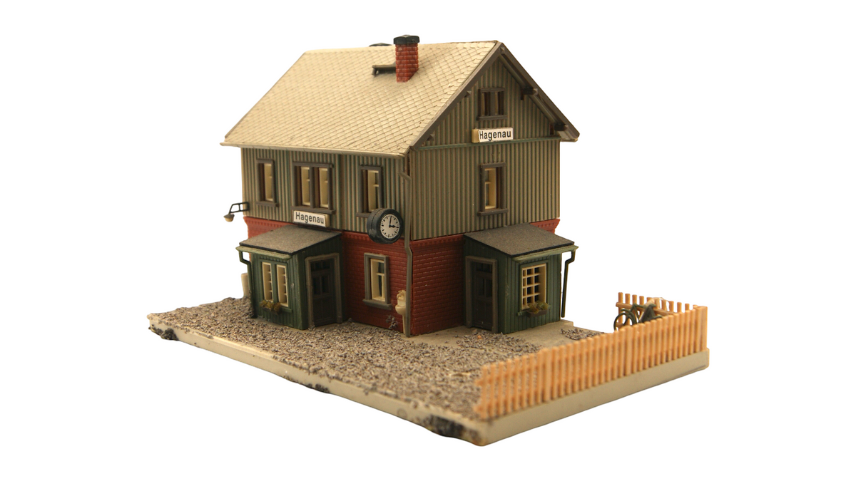 Auhagen Bahnhof Hagenau TT 1:120 mit Bahnsteig Uhr und Zaun – Gebraucht