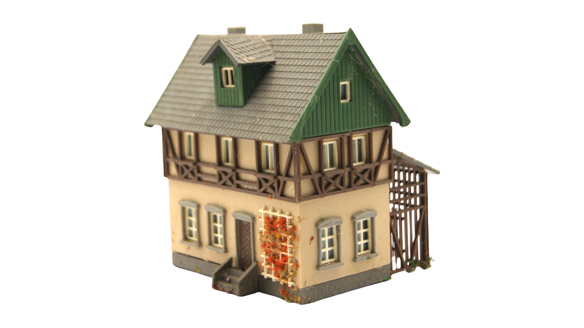 TT 1:120 Fachwerkhaus mit Balkon Dachgaube & Schuppen – Vintage