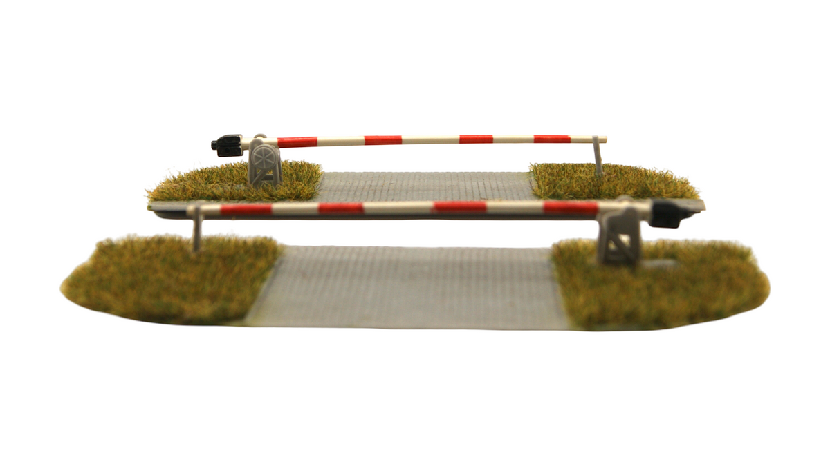 2 Bahnübergänge mit Schranken H0 1:87 – Begrüntes Modellbahnzubehör