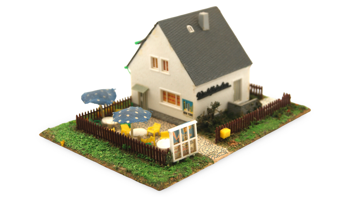 Spur TT 1:120 Gasthaus mit Biergarten, Terrasse & Zubehör – Modellbau