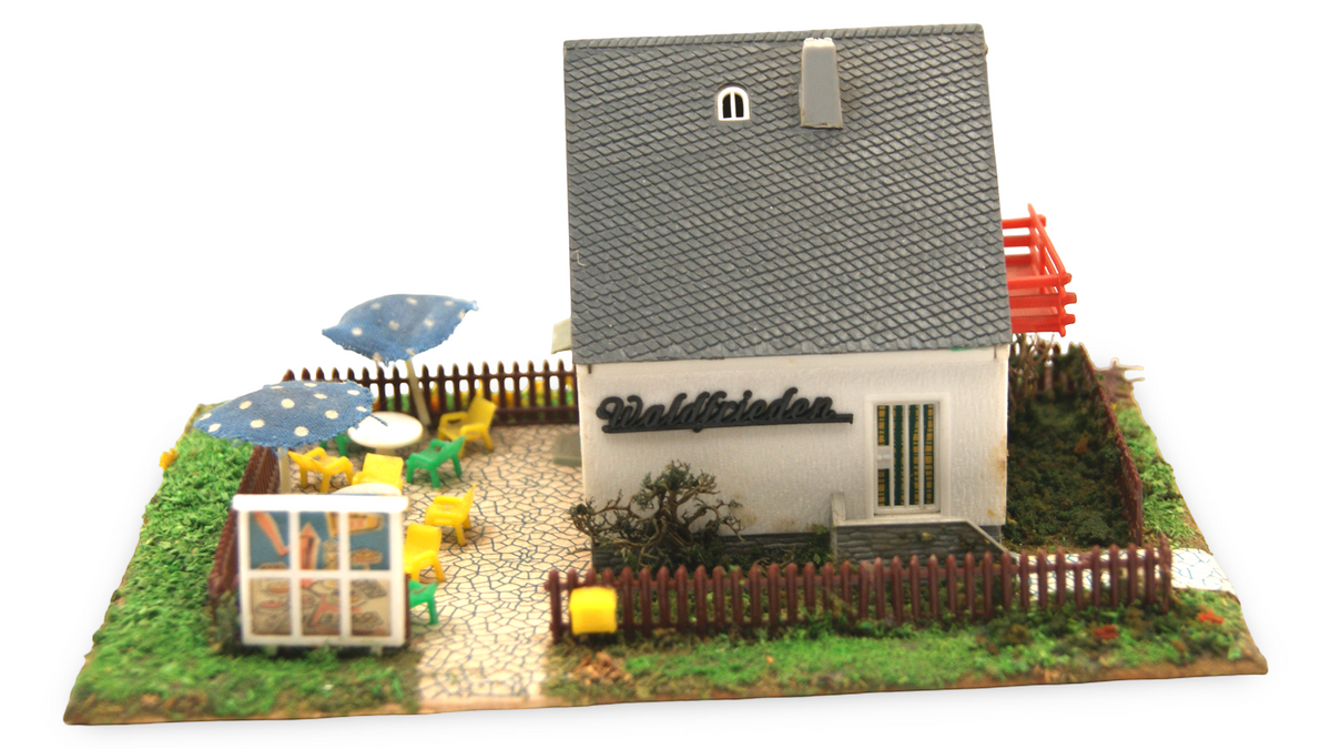 Spur TT 1:120 Gasthaus mit Biergarten, Terrasse & Zubehör – Modellbau