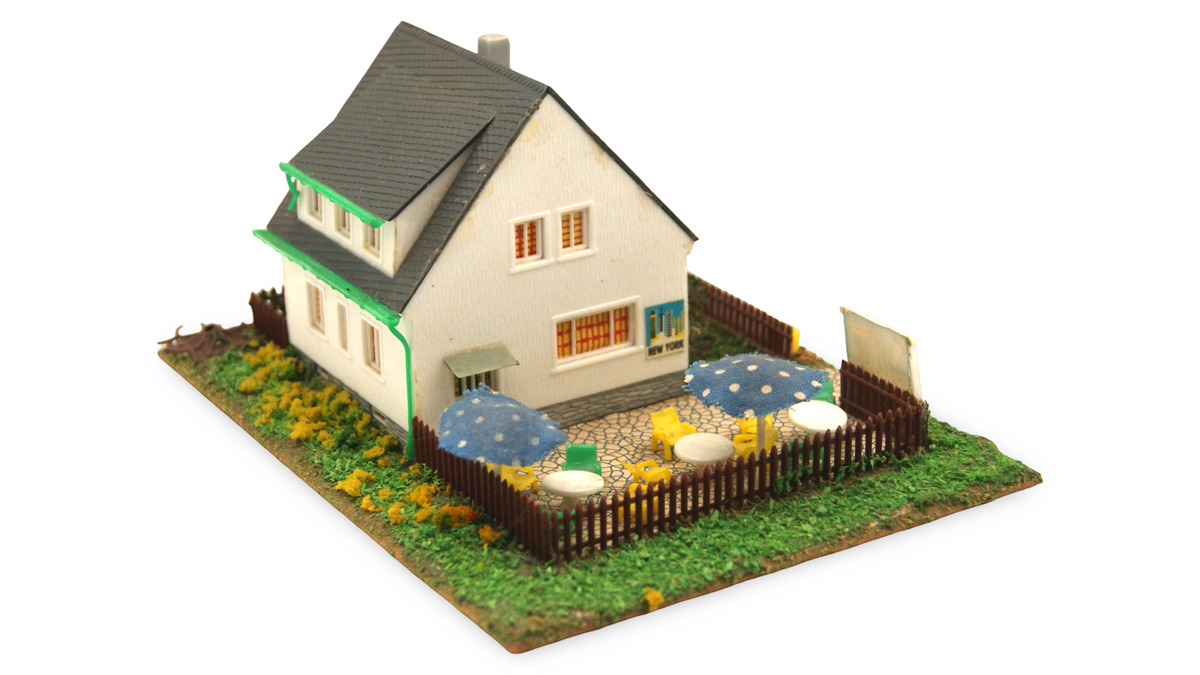 Spur TT 1:120 Gasthaus mit Biergarten, Terrasse & Zubehör – Modellbau