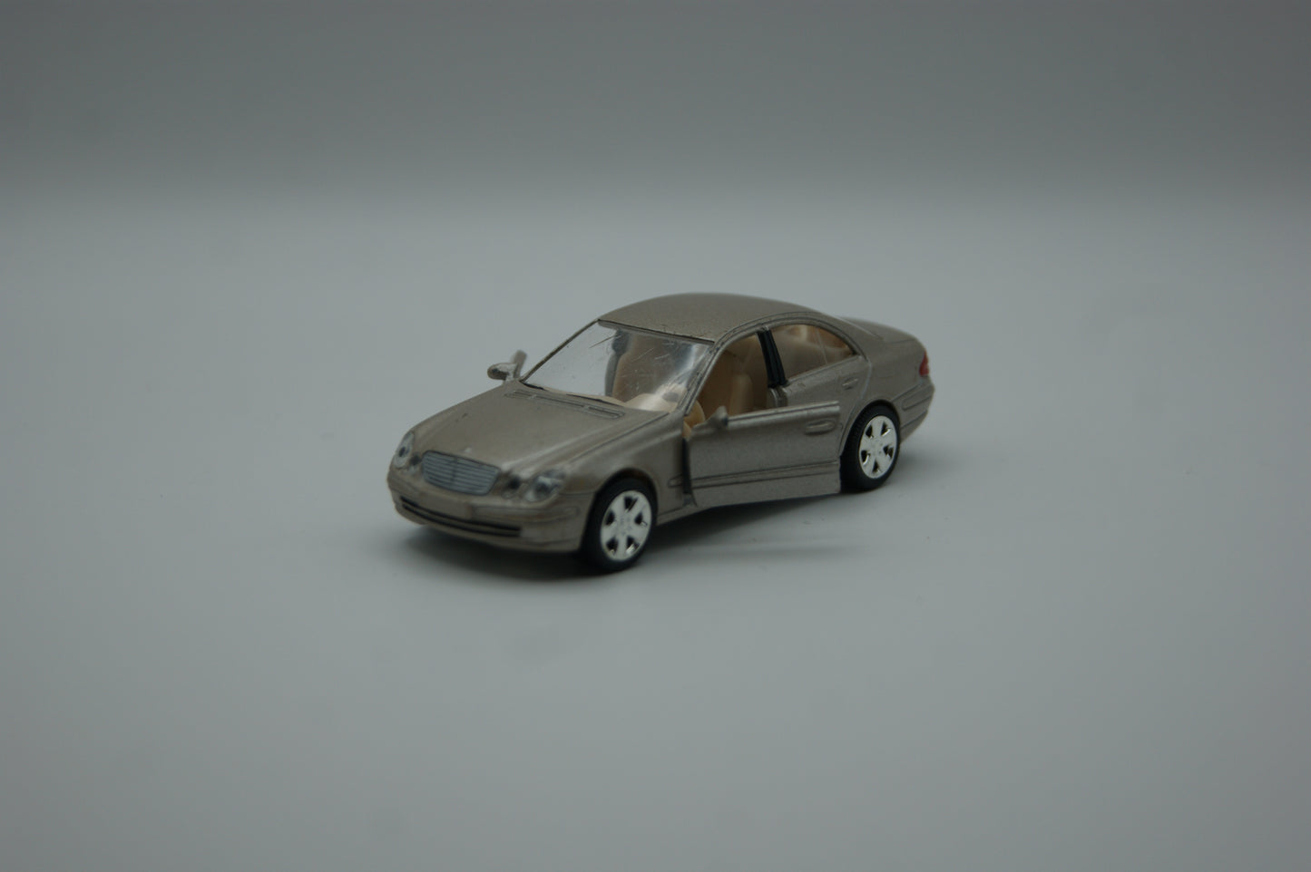 Norev Mercedes-Benz E 320 W211 Silber 3 Inches Modellauto mit Anhängerkupplung