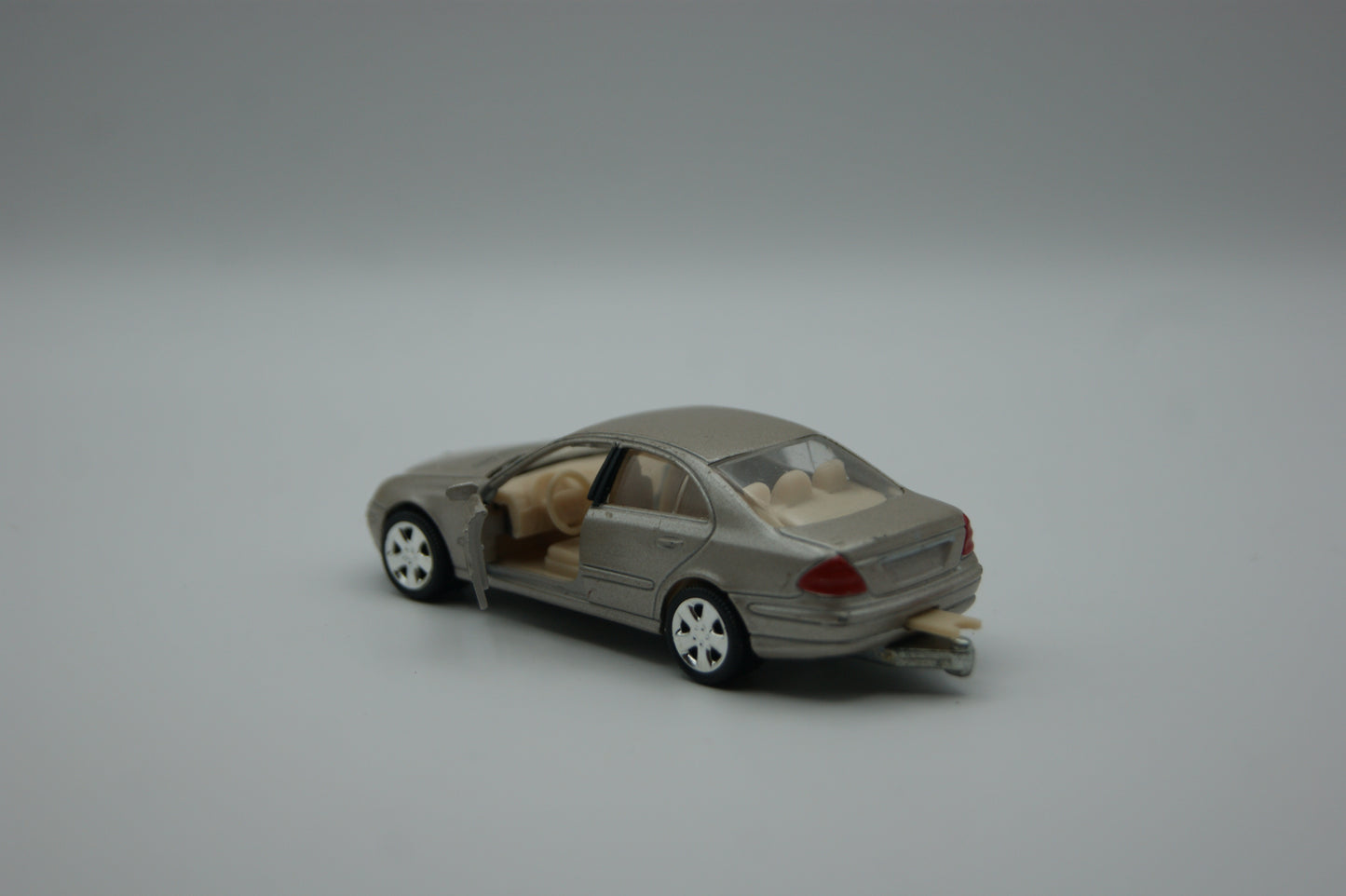 Norev Mercedes-Benz E 320 W211 Silber 3 Inches Modellauto mit Anhängerkupplung