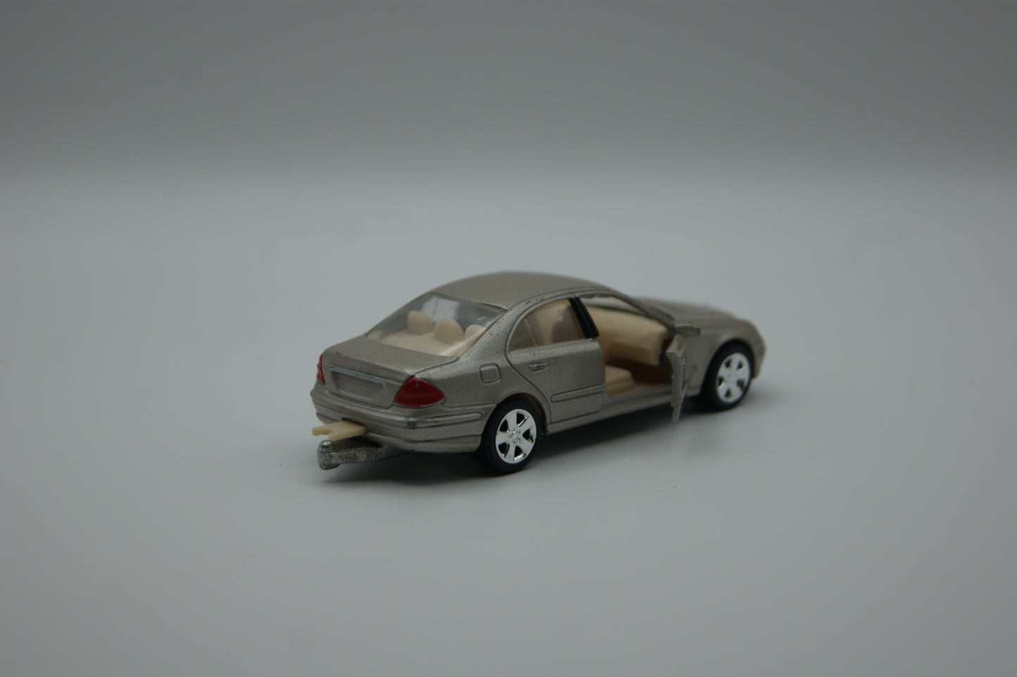 Norev Mercedes-Benz E 320 W211 Silber 3 Inches Modellauto mit Anhängerkupplung
