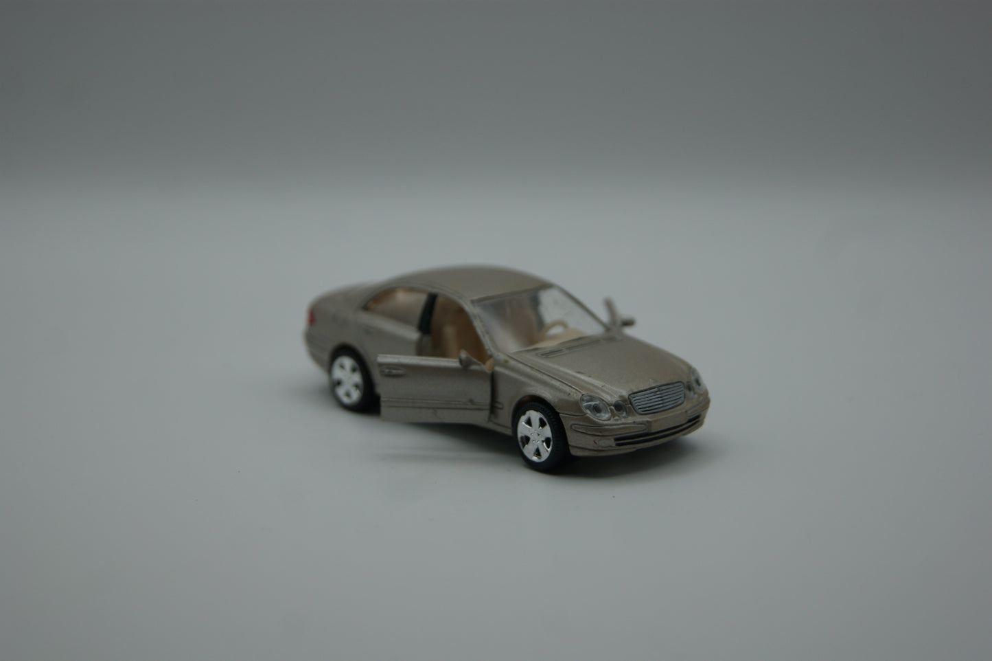 Norev Mercedes-Benz E 320 W211 Silber 3 Inches Modellauto mit Anhängerkupplung