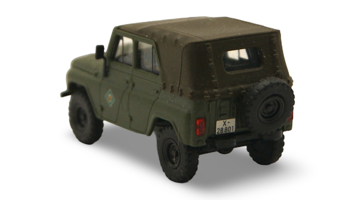 Busch UAZ 469 NVA mit Plane 1:87 H0 Militärfahrzeug olivgrün