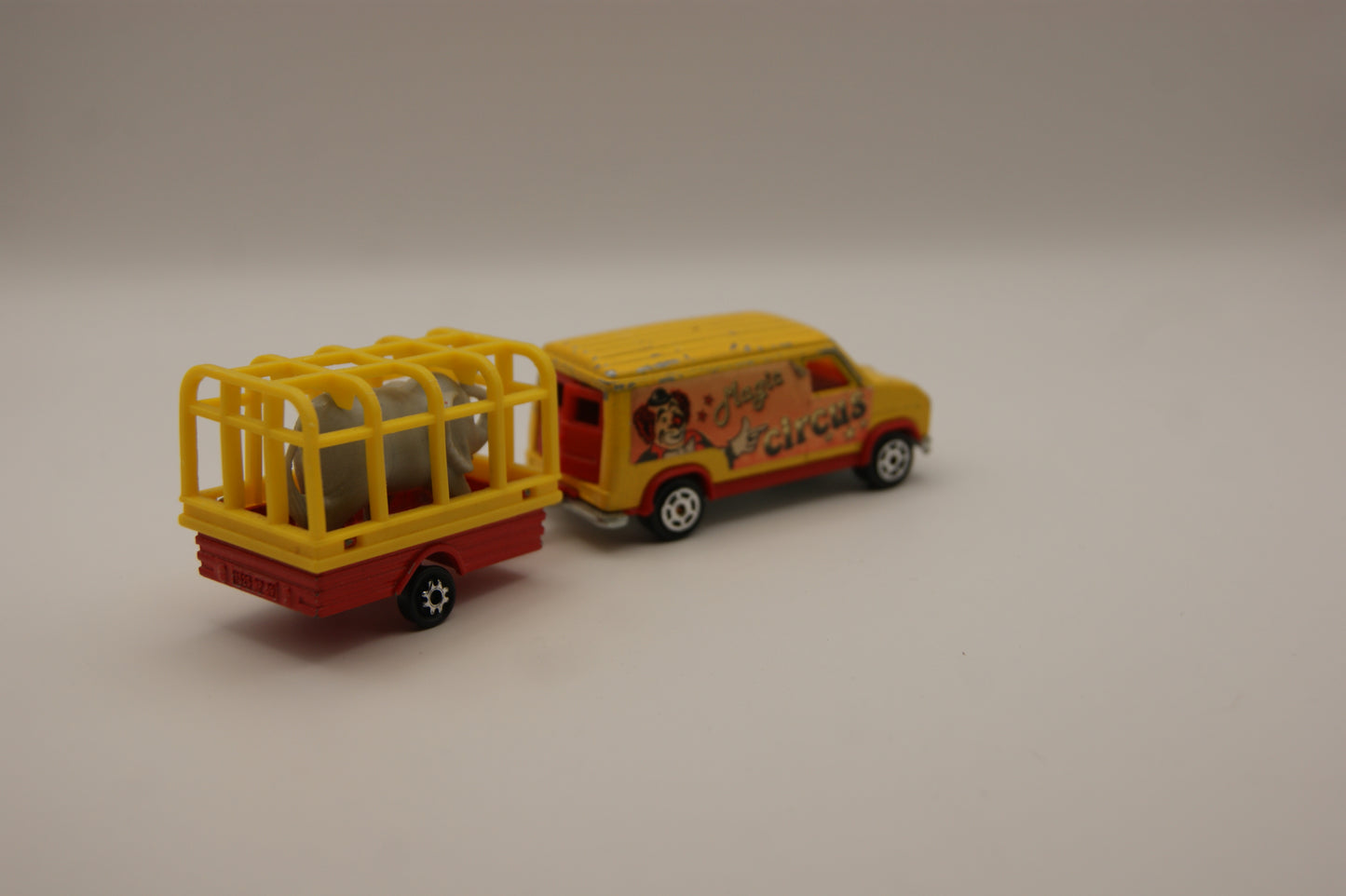 Majorette 344 Magic Circus Van mit Elefanten-Anhänger 1:65 Vintage Frankreich