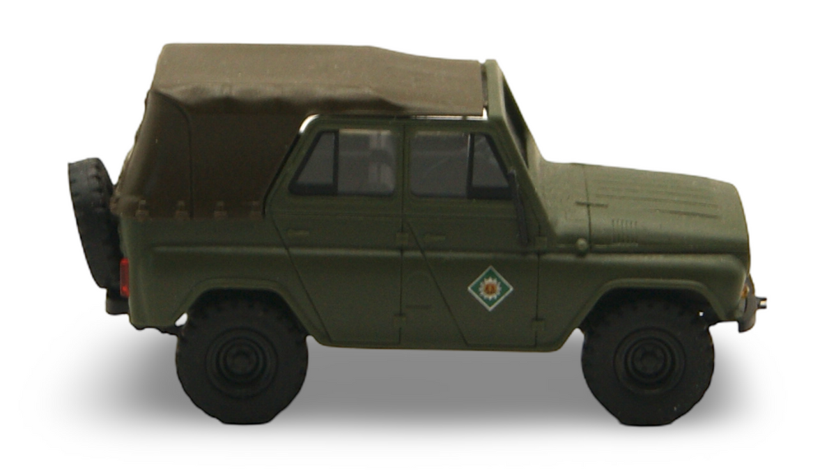 Busch UAZ 469 NVA mit Plane 1:87 H0 Militärfahrzeug olivgrün