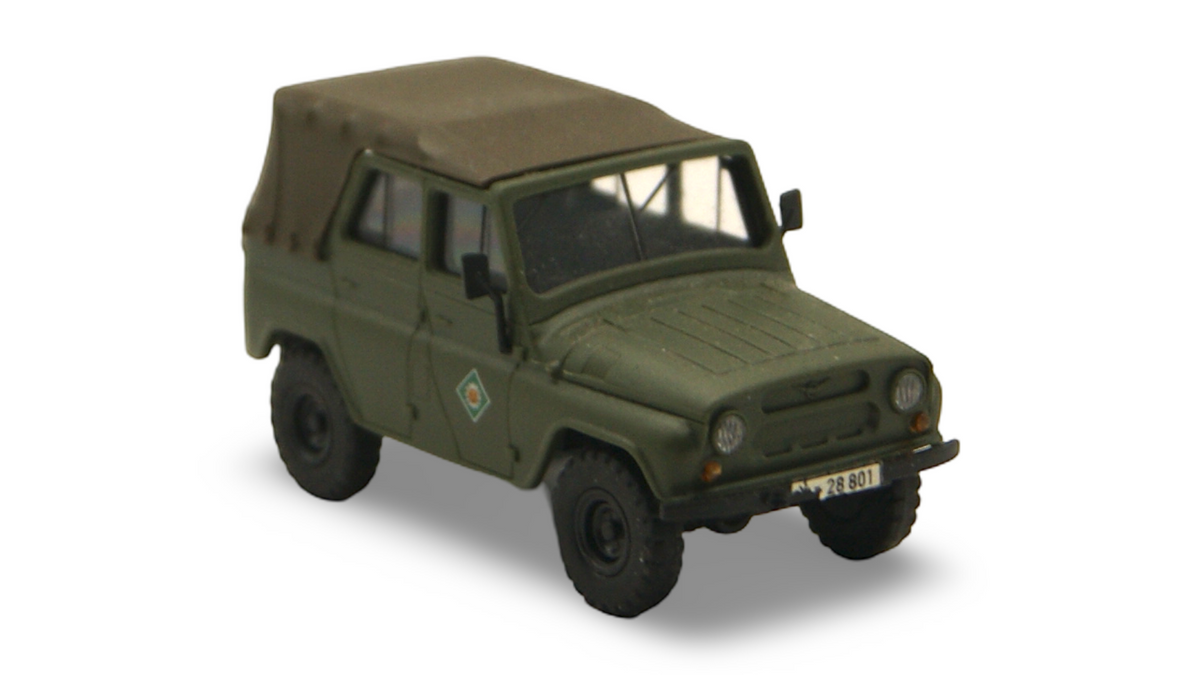Busch UAZ 469 NVA mit Plane 1:87 H0 Militärfahrzeug olivgrün