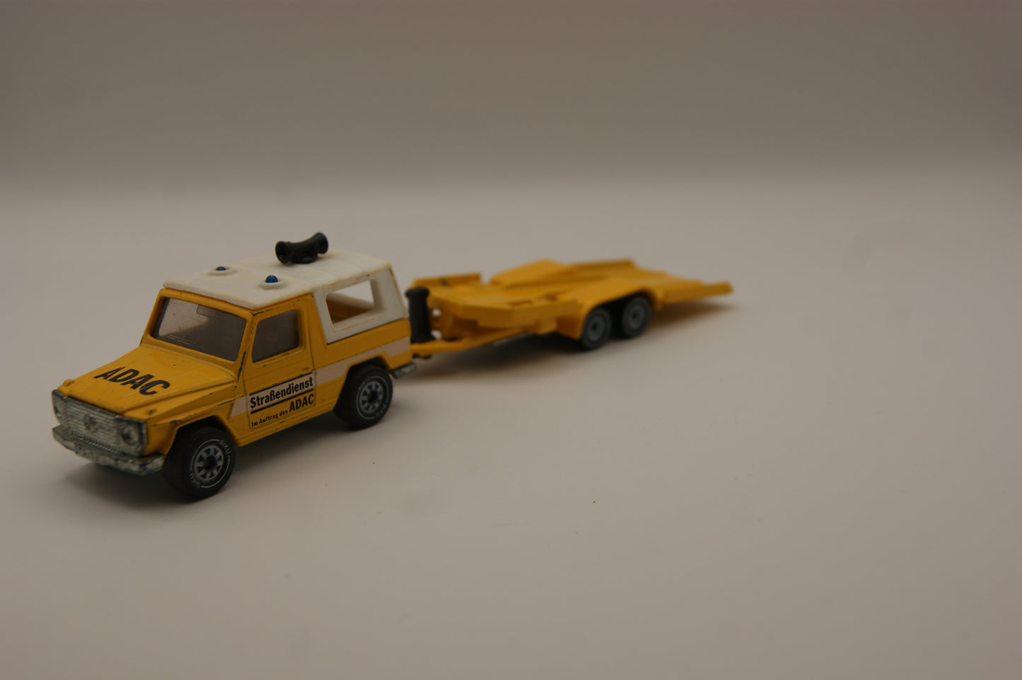 SIKU 1044 Mercedes 280 GE ADAC Straßendienst mit Autotransportanhänger