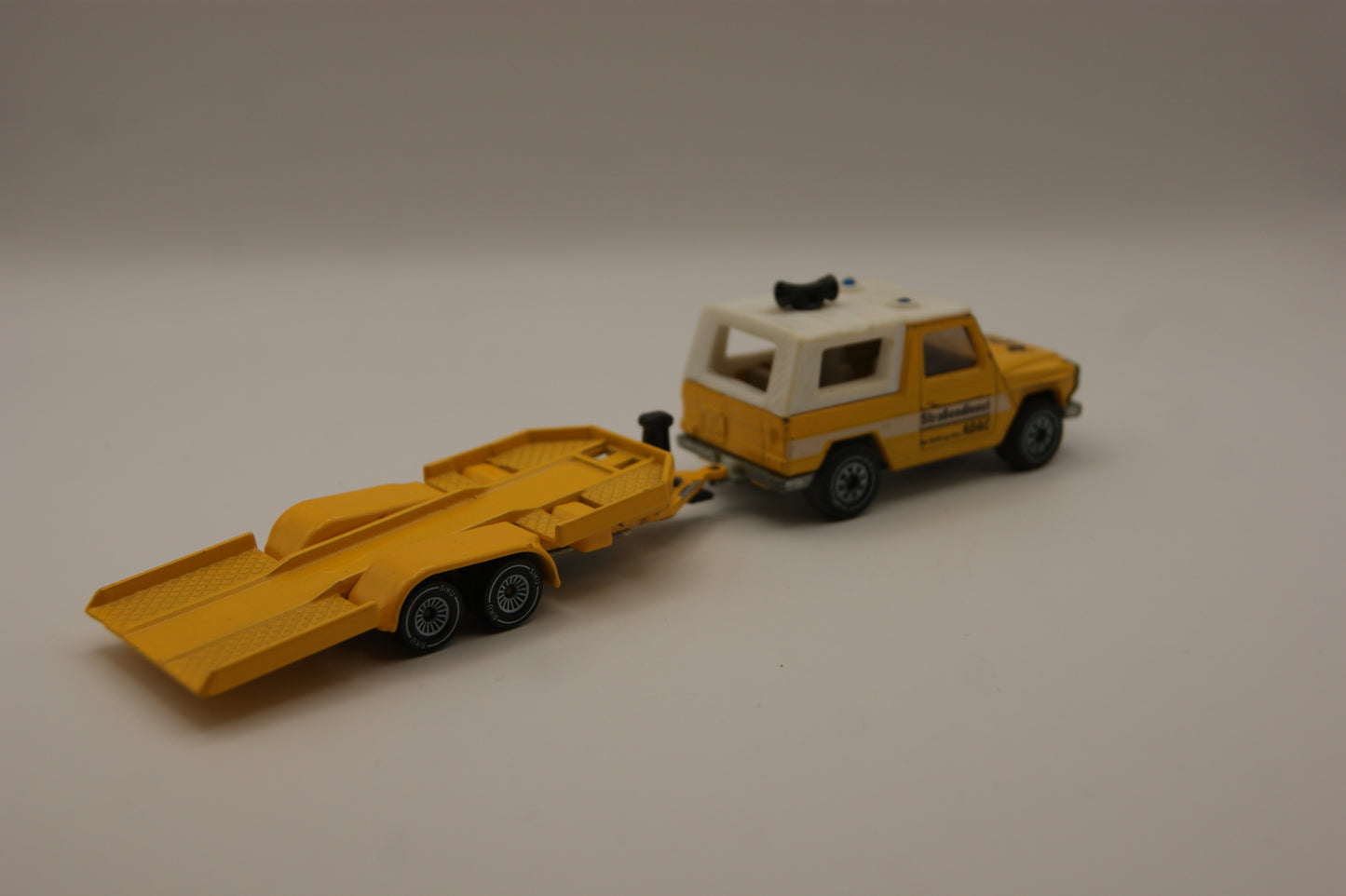 SIKU 1044 Mercedes 280 GE ADAC Straßendienst mit Autotransportanhänger