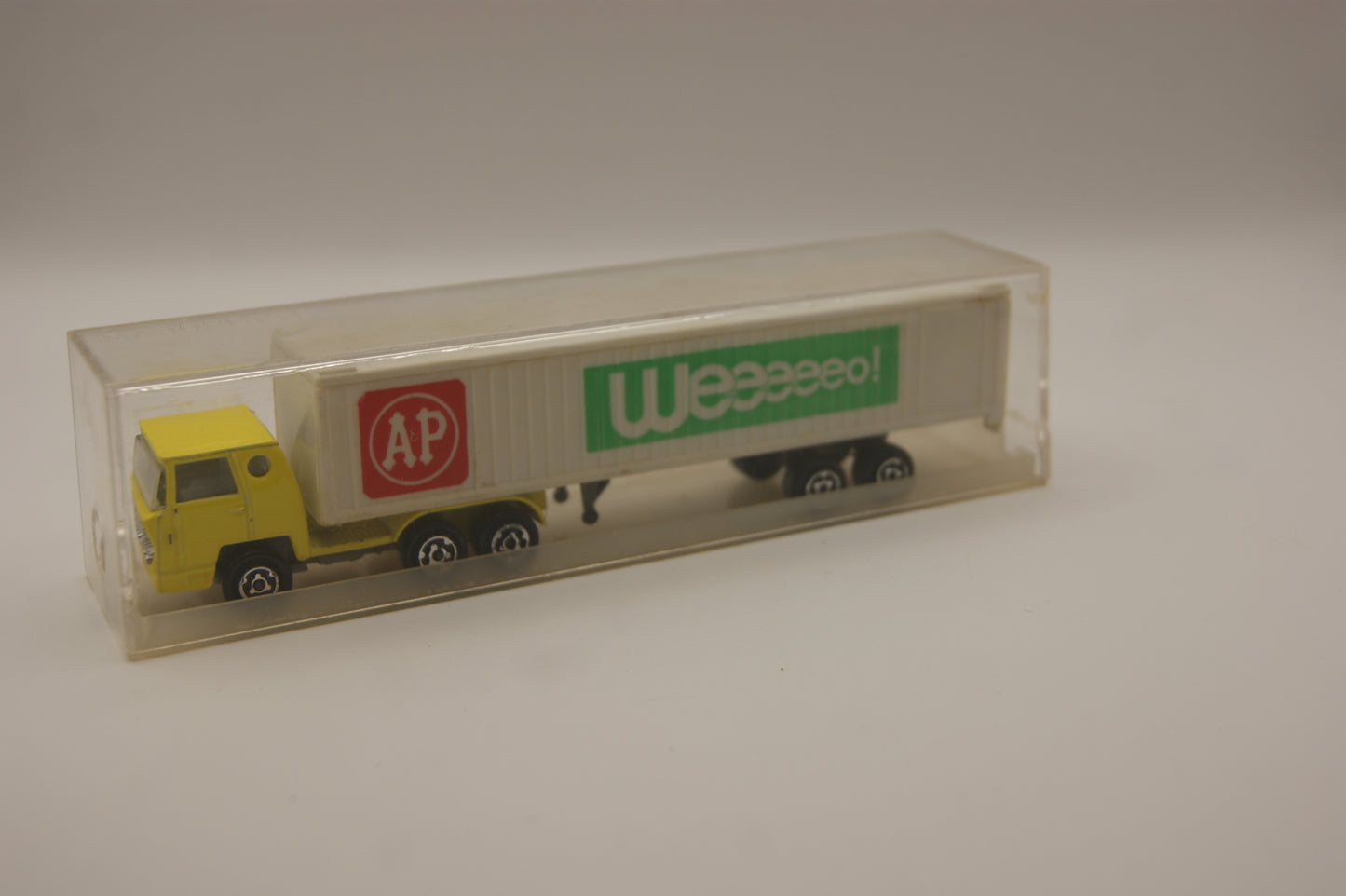 Majorette Nr. 361 Mercedes AP Weeeeo Sattelzug mit Originalvitrine
