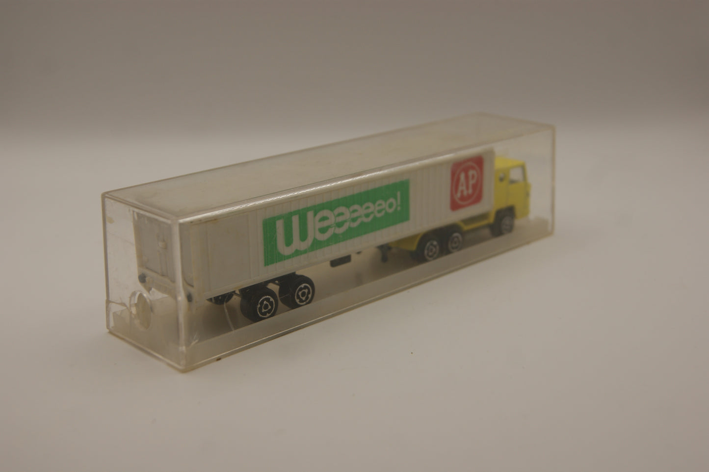 Majorette Nr. 361 Mercedes AP Weeeeo Sattelzug mit Originalvitrine