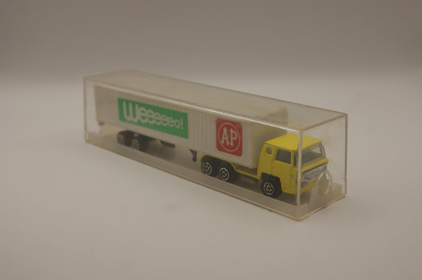 Majorette Nr. 361 Mercedes AP Weeeeo Sattelzug mit Originalvitrine