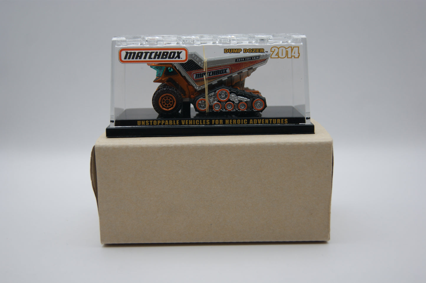 Matchbox 2014 Toy Fair Exclusive Dump Dozer Vitrinenbox mit Umkarton Rarität