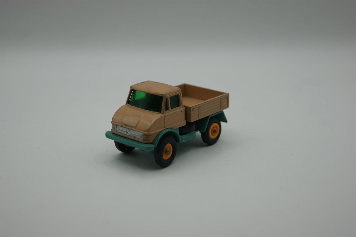 Matchbox Lesney No. 49 Mercedes Unimog beige grün Regular Wheels England