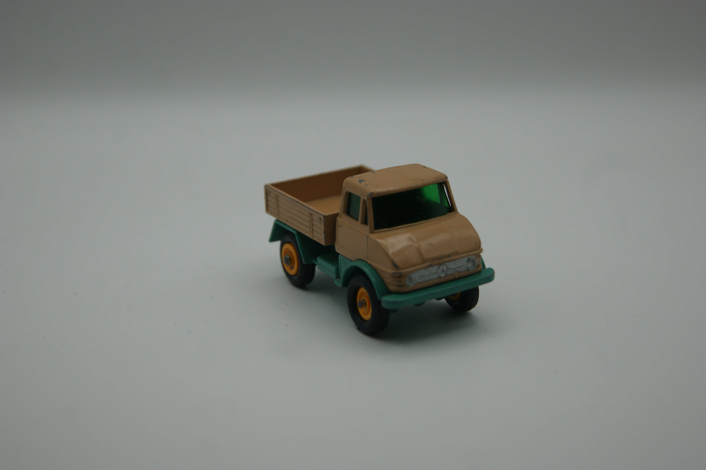 Matchbox Lesney No. 49 Mercedes Unimog beige grün Regular Wheels England