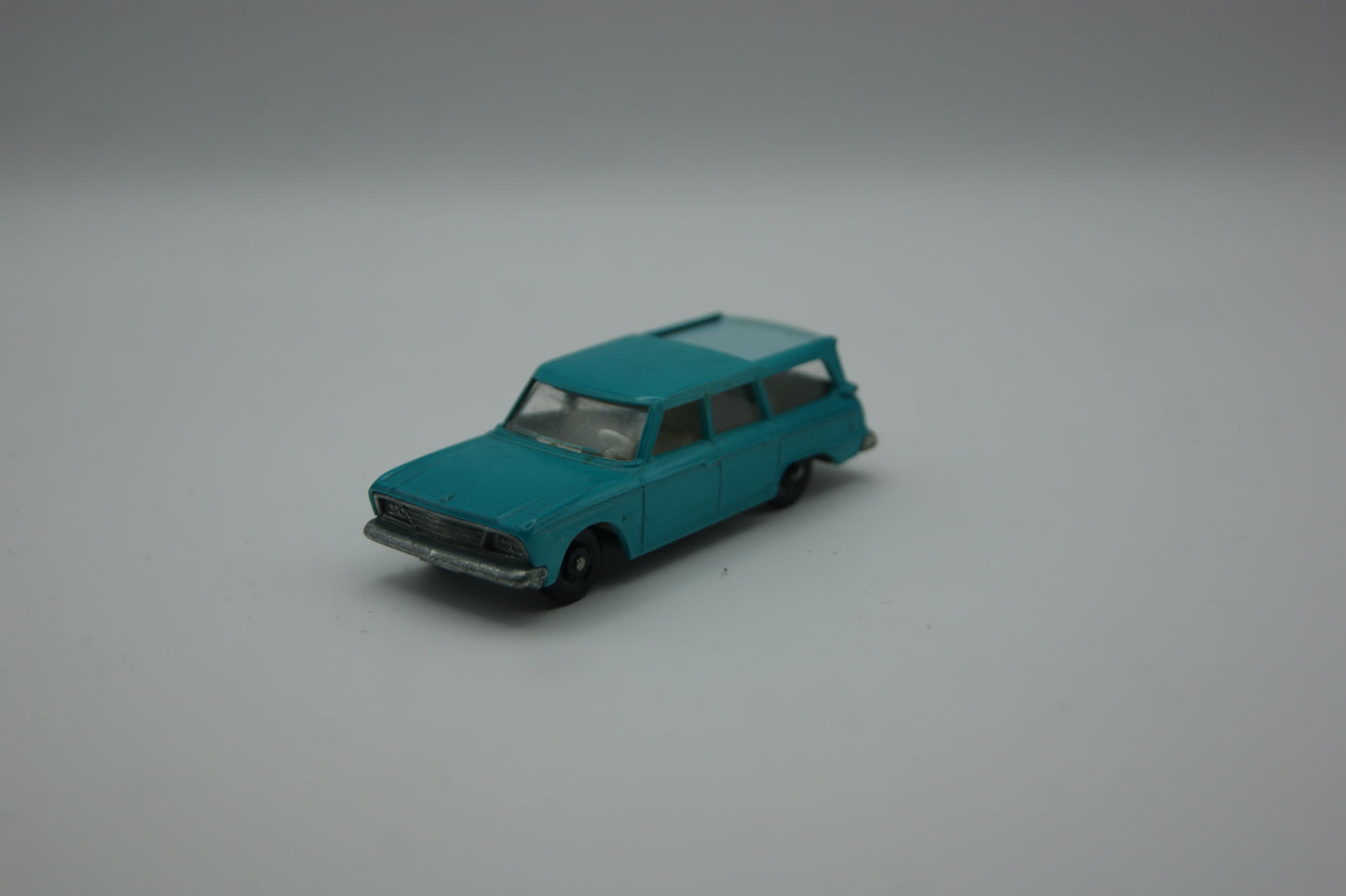 Matchbox Lesney No. 42 Studebaker Lark Wagonaire blau Schiebedach England