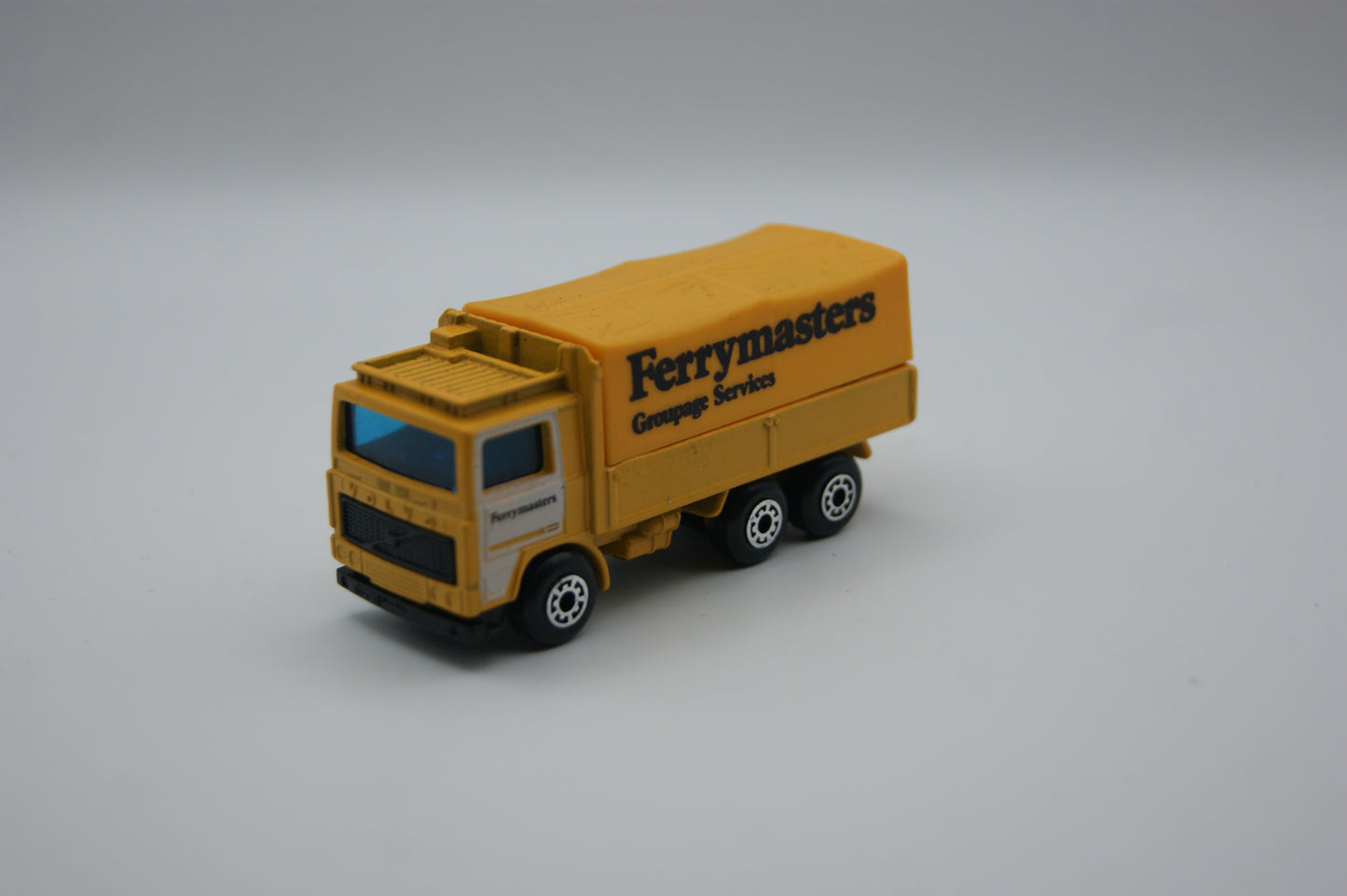 Matchbox MB26 Volvo Tilt Truck Ferrymasters Groupage Services 1984 lose
