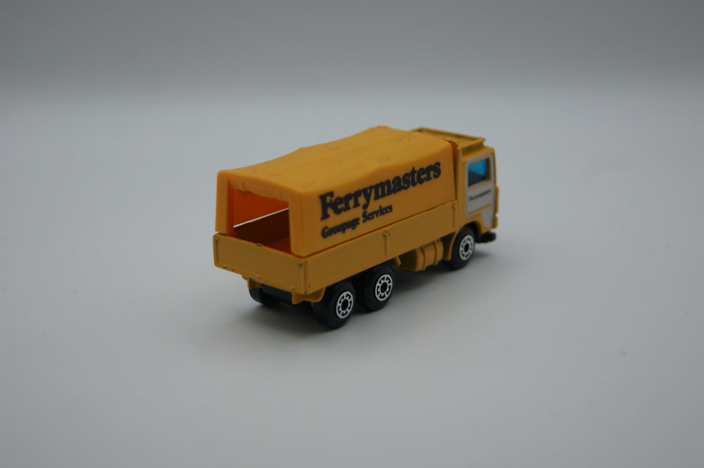 Matchbox MB26 Volvo Tilt Truck Ferrymasters Groupage Services 1984 lose