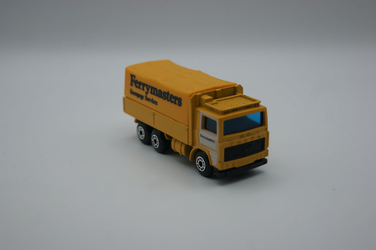 Matchbox MB26 Volvo Tilt Truck Ferrymasters Groupage Services 1984 lose