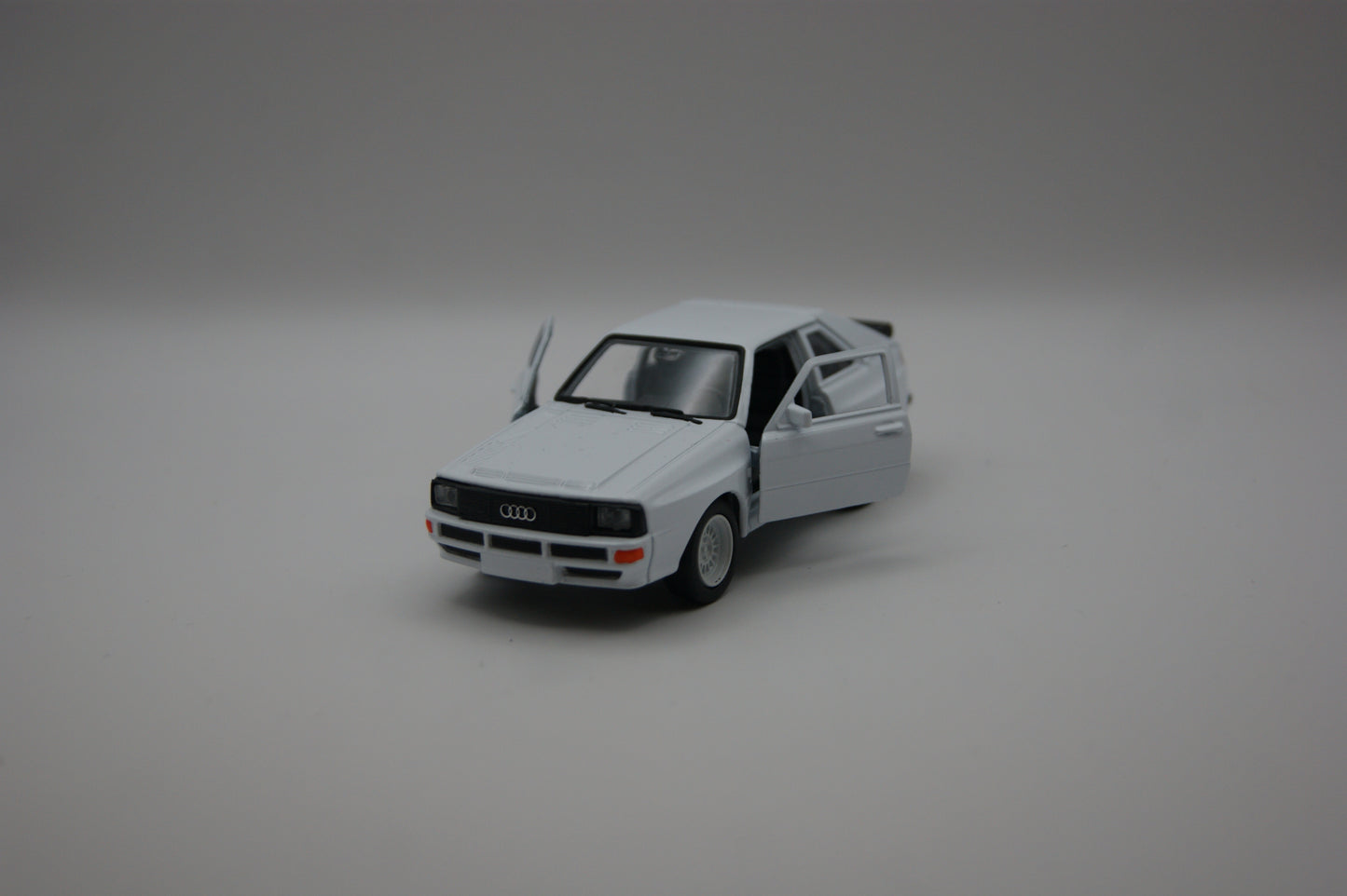 Welly Audi Quattro Weiß Modellauto 1:38 Türen zum Öffnen