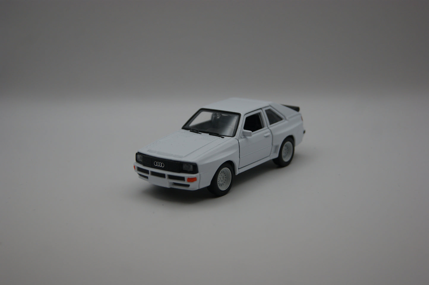 Welly Audi Quattro Weiß Modellauto 1:38 Türen zum Öffnen