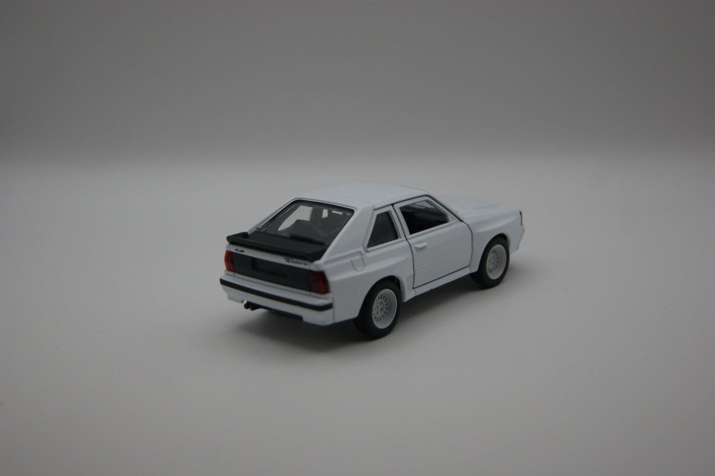 Welly Audi Quattro Weiß Modellauto 1:38 Türen zum Öffnen