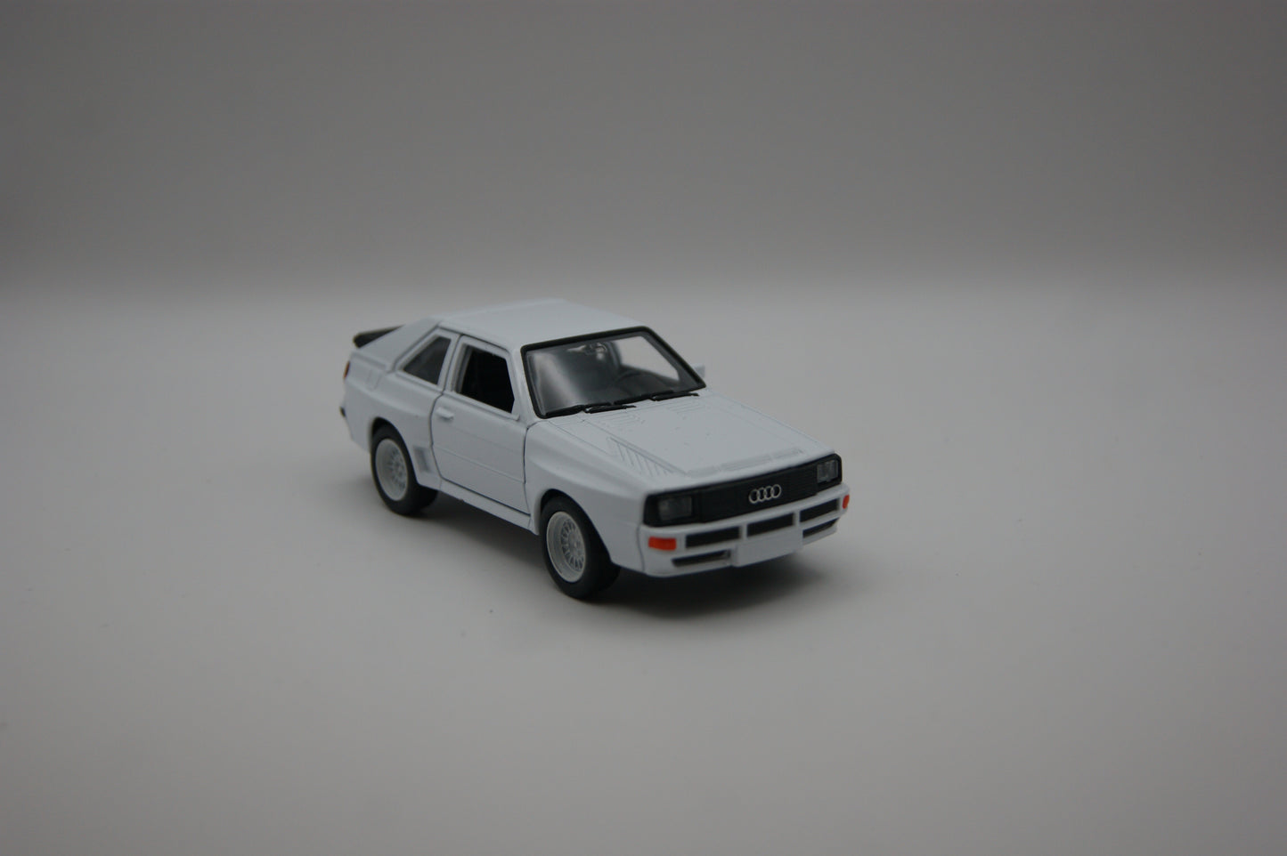 Welly Audi Quattro Weiß Modellauto 1:38 Türen zum Öffnen