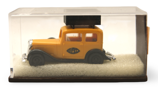 Brekina 1135 Opel P4 mit Dachbox 1:87 H0 Gelb Schwarz in Vitrine
