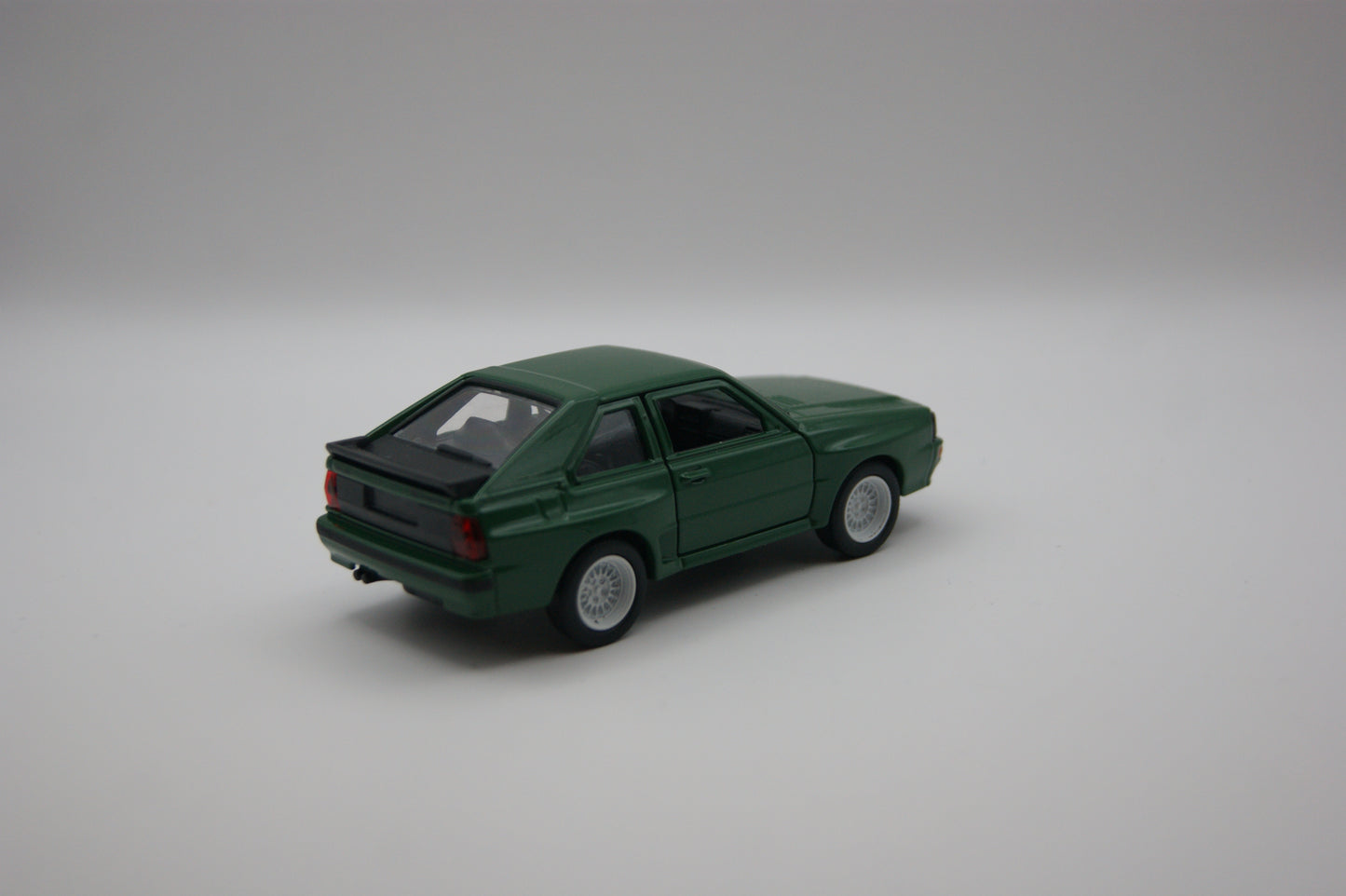 Welly Audi Sport Quattro Grün Modellauto 1:38 Türen zum Öffnen Neu