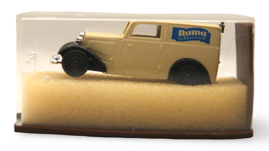 Brekina 1324 DKW F7 Kastenwagen Rama 1:87 H0 Beige in Vitrine