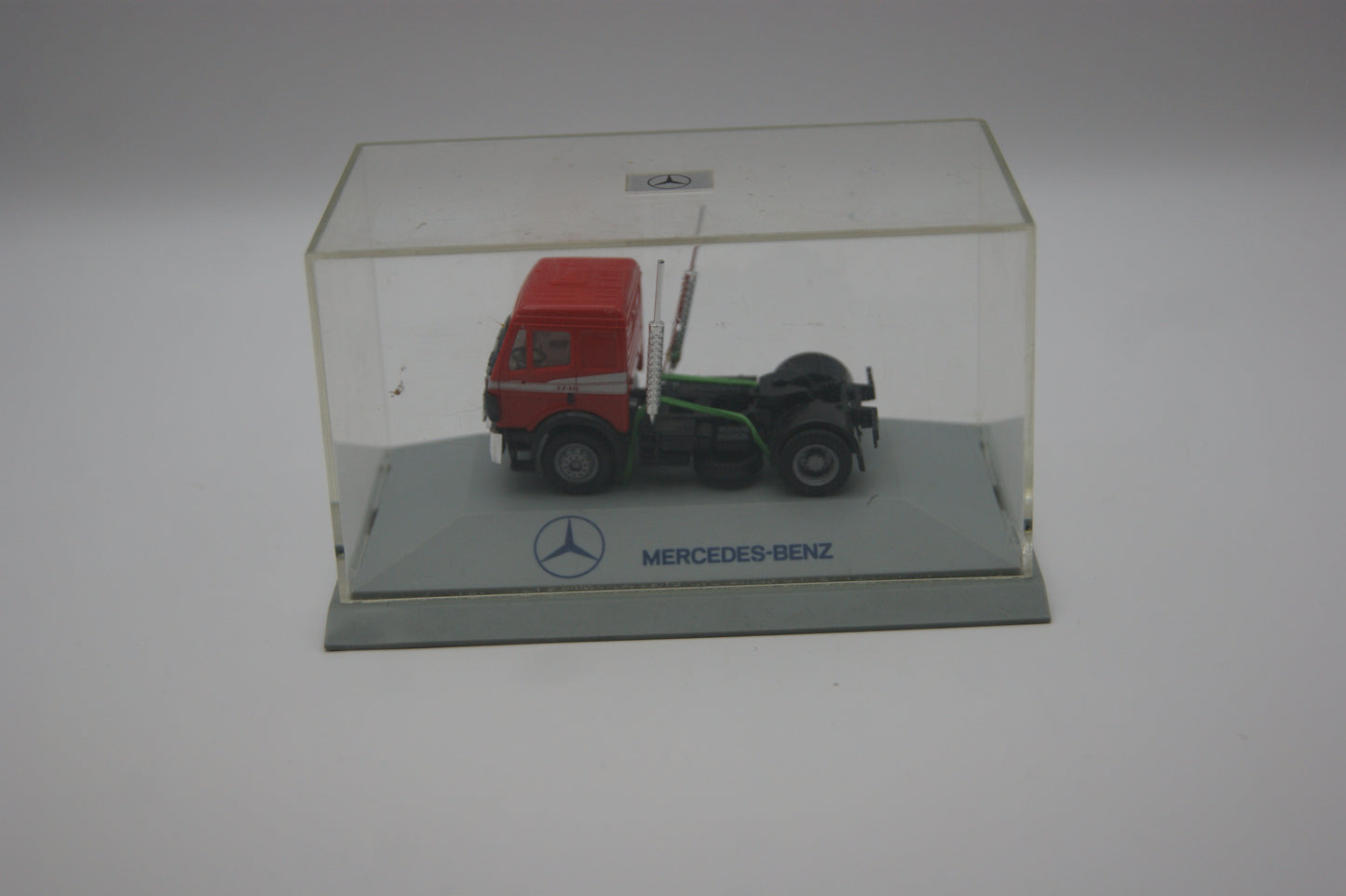 Herpa Mercedes-Benz SK Sattelzugmaschine 1:87 Werbemodell mit Vitrine