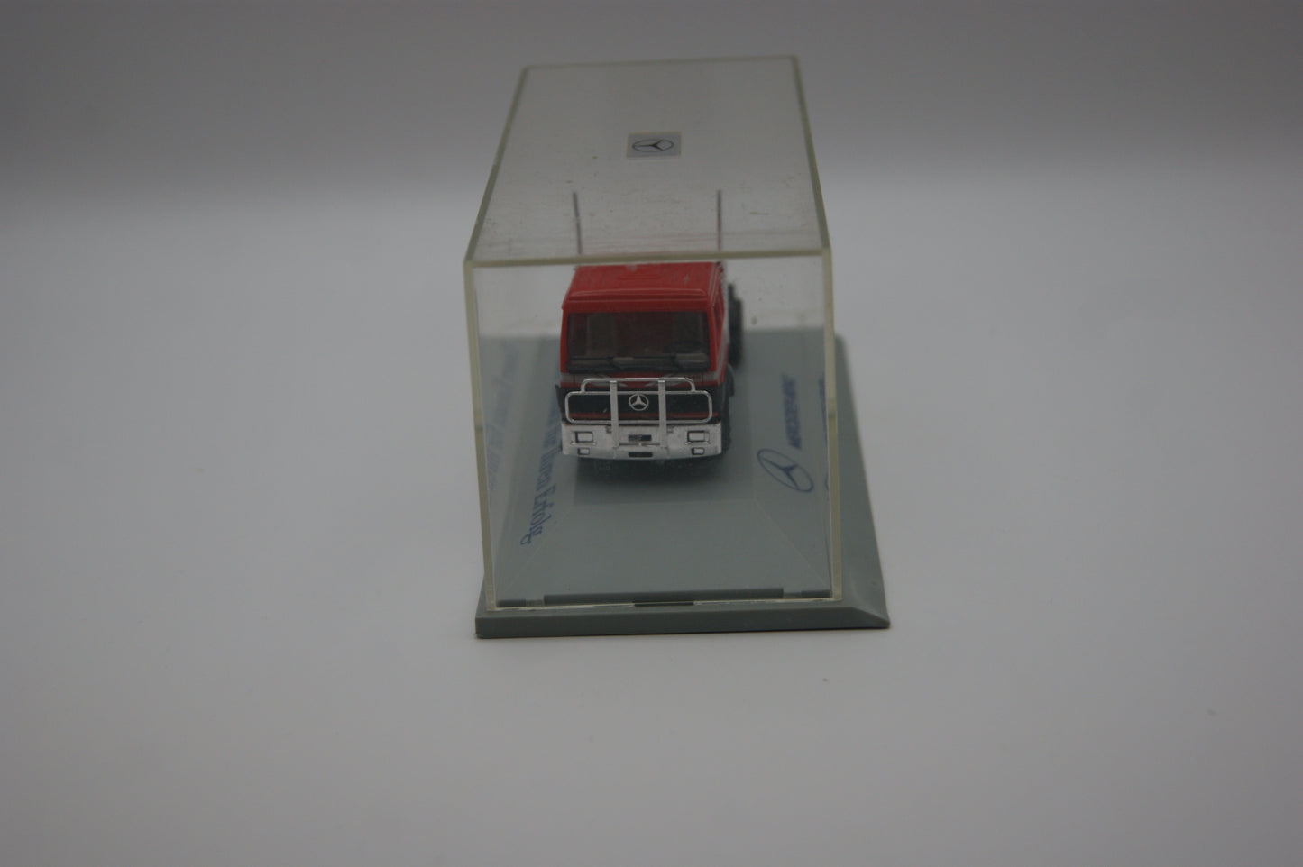 Herpa Mercedes-Benz SK Sattelzugmaschine 1:87 Werbemodell mit Vitrine