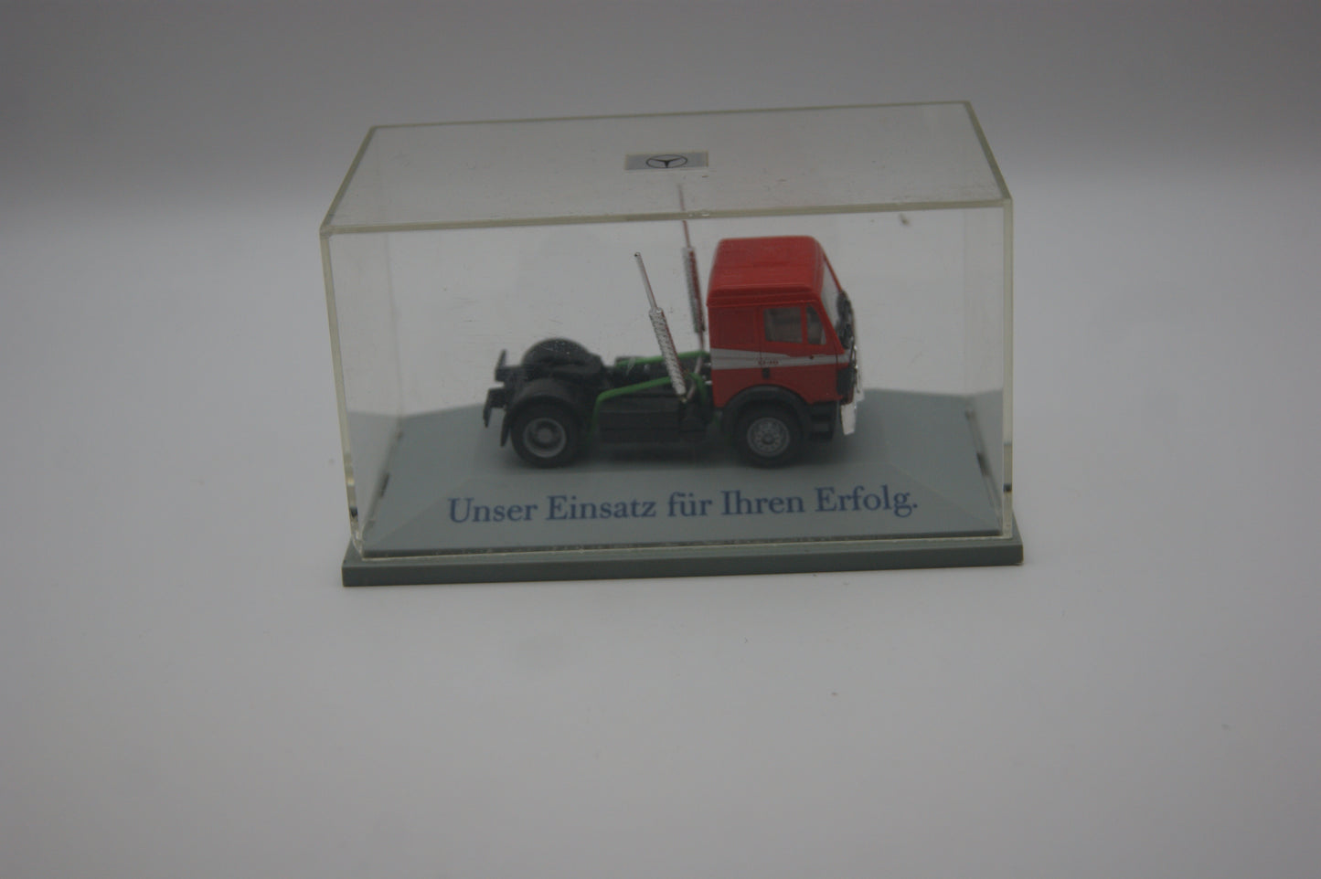 Herpa Mercedes-Benz SK Sattelzugmaschine 1:87 Werbemodell mit Vitrine